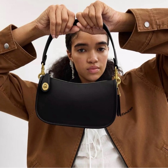 Coach Swinger Bag 20 in black with cherry charm - Picture 9 of 13